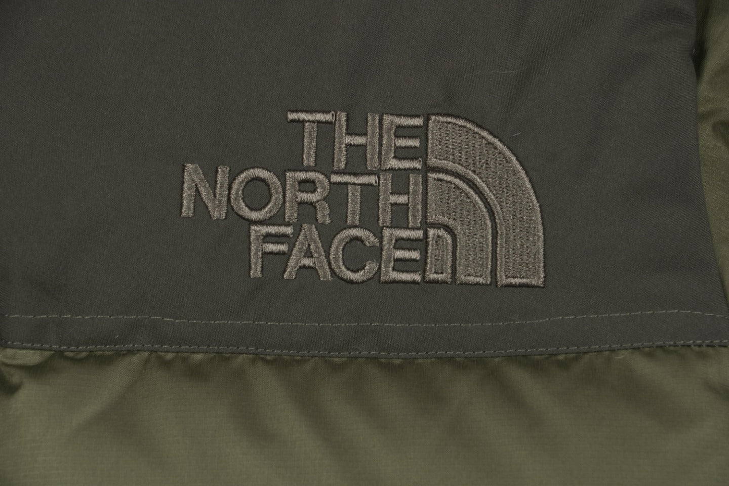 Abrigo The North Face 1996 Nuptse retro 700 Verde militar Unisex