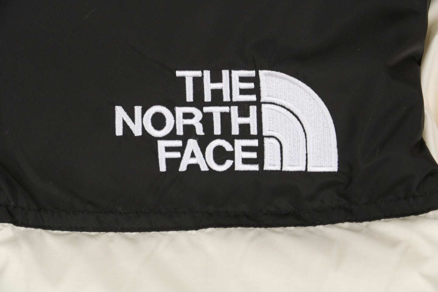 Abrigo The North Face 1996 Nuptse retro 700 Blanco Unisex